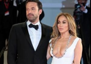 Jennifer Lopez ve Ben Affleck’in kırmızı halıdaki aşk gösterisi