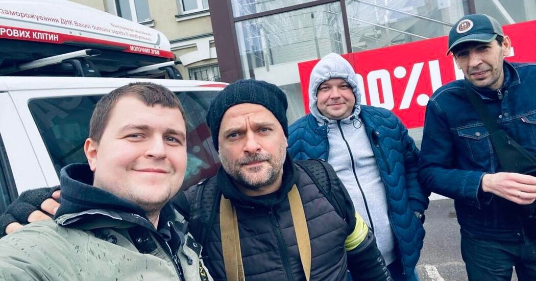 Yardımları, Rus bombardımanında kaybetmelerine karşı hayat kurtarmak için ulaştırmak için savaşıyor.