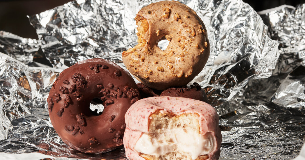 Donut Fabrikası ‘Mucize Çarkı’ Dondurmalı Sandviçleri Tanıttı