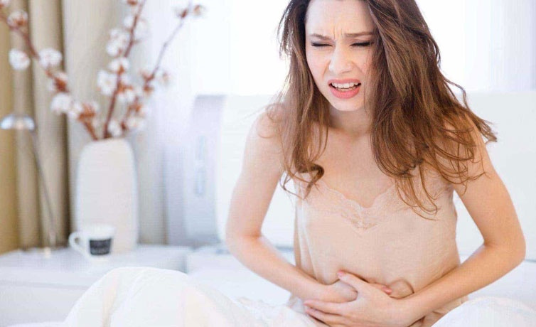 Besin zehirlenmesi belirtilerinde karın ağrısına dikkat!