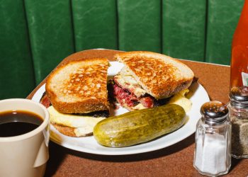 Restoran incelemesi: Süslü Fikirler İçermeyen Bir Öğle Yemeği Tezgahının Güzelliği