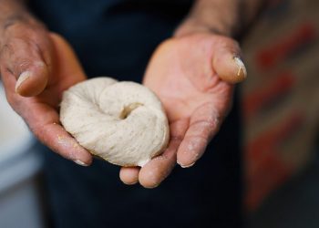 New York’un Son Simit Ustalarından Biri Elinde Doları Nasıl Yuvarlanıyor?