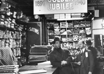 ‘Bridgerton’ Kıyafetine Yardımcı Olan Aşağı Doğu Yakası Kumaş Mağazası