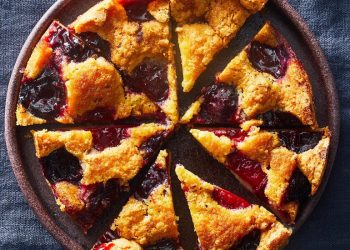 Erikler Mevsimindedir.  Şimdi Erikli Turta saati.