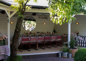 Londra’da Her Yüzeyde Güllerle Dolu Bir Yaz Yemeği