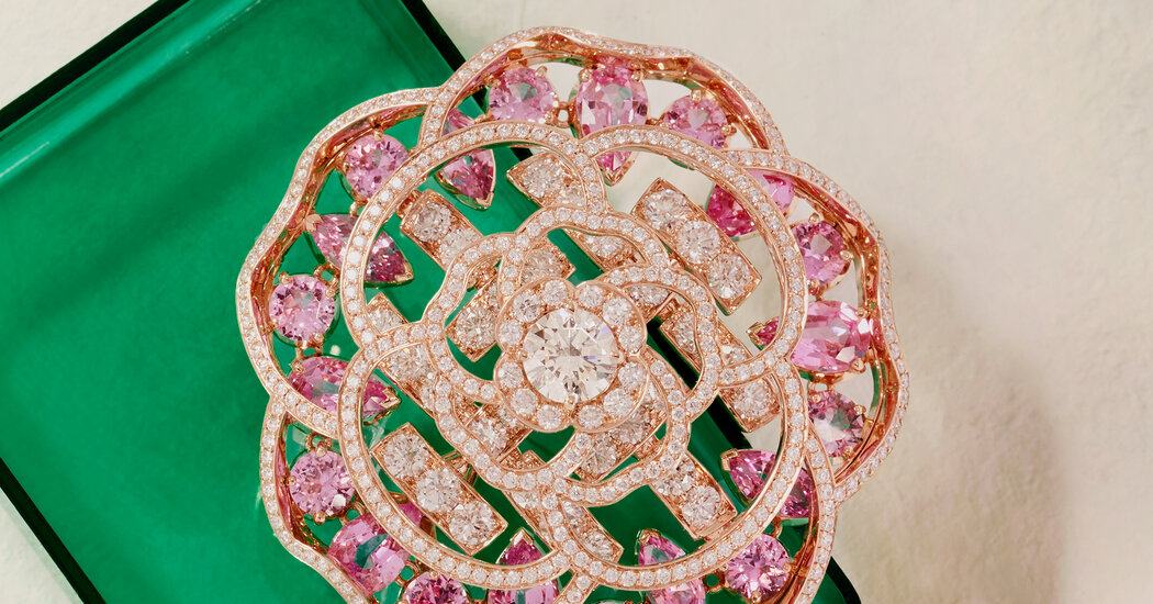 Markanın Klasik Tüvitinden Esinlenen Chanel Broş