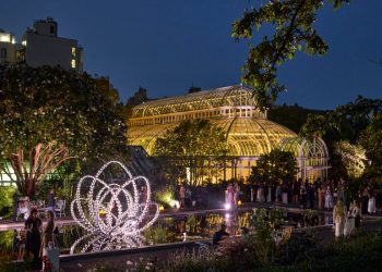 Yıllık Çiçek Kokan Bir Akşam Yemeği