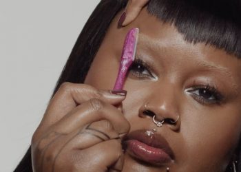 Neden Daha Fazla İnsan Kaşlarını Tıraş Ediyor – Ve Bunu Kendiniz Nasıl Yapabilirsiniz?