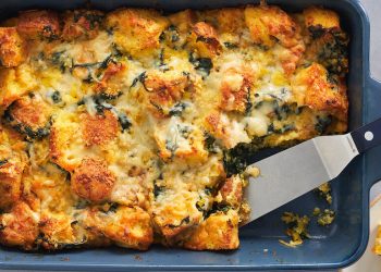 Ev Sahibinin Tatil Sabahlarının Tadını Çıkarmasını Sağlayan Peynirli Bir Güveç