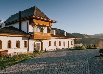Transilvanya’da Arıcılık ve Saman Banyosu Sunan Bir Otel