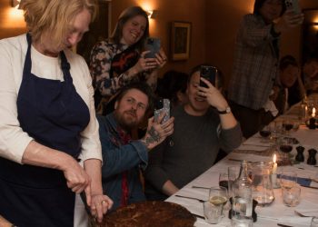 Uygun Bir English Pub Öğle Yemeği Nasıl Ev Sahipliği Yapılır?