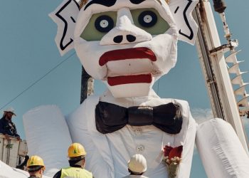 Bir Şehrin Mutluluğu Sırrı: 50 Metrelik Bir Heykelin Her Yıl Yakılması