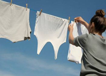 Beyaz Pamuklu Kiyafetleri Kar Olzer Parlak Tutmanın Sirı!