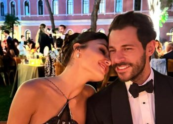 Hande Erçel’den Hakan Sabamcı’ya ikili kutlama