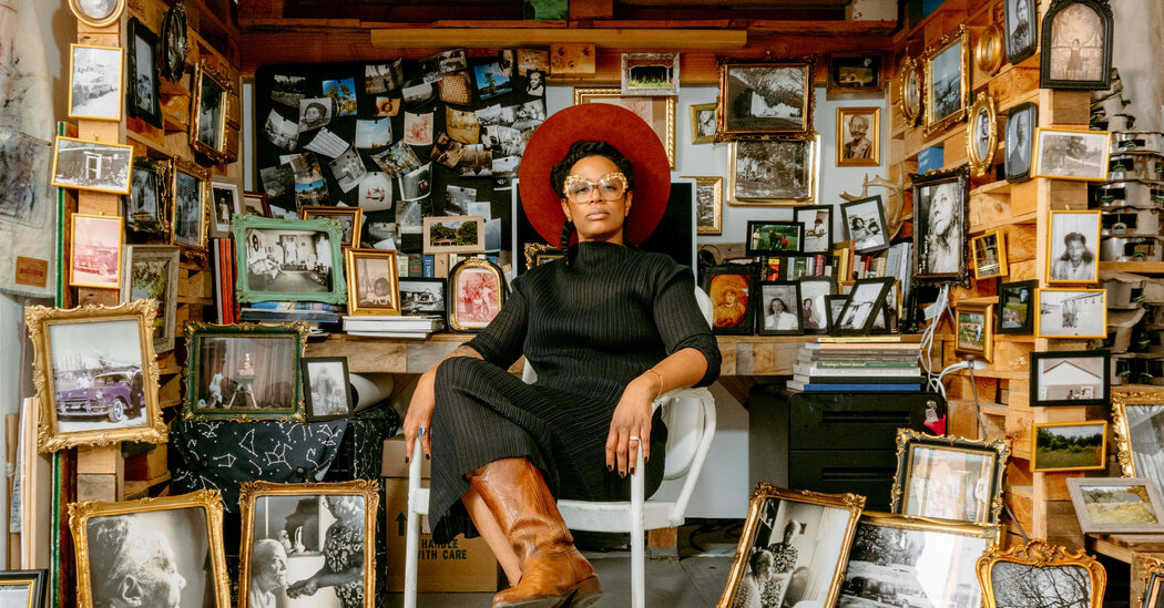 Stüdyosunu bir Aile Arhivine Dönörtuen Sanatçı