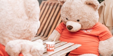 Pelus-Oyuncagini-Bir-An-Bile-Birakmayan-Maymun-Punch-Viral-Oldu-featured