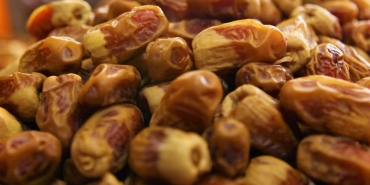 Sahur-Sofrasinin-Gozdesi-Hurma-ve-Sut-Kombinasyonu-Mercek-Altinda-featured