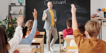 Celik8217ten-Borclu-Ogrencileri-Ifsa-Eden-Kantinciye-Sert-Tepki-featured