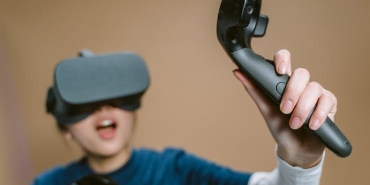 Sanal-Alemde-Gulduren-Akim-Atarli-Giderli-Paylasimlara-Espirili-Yanit-featured