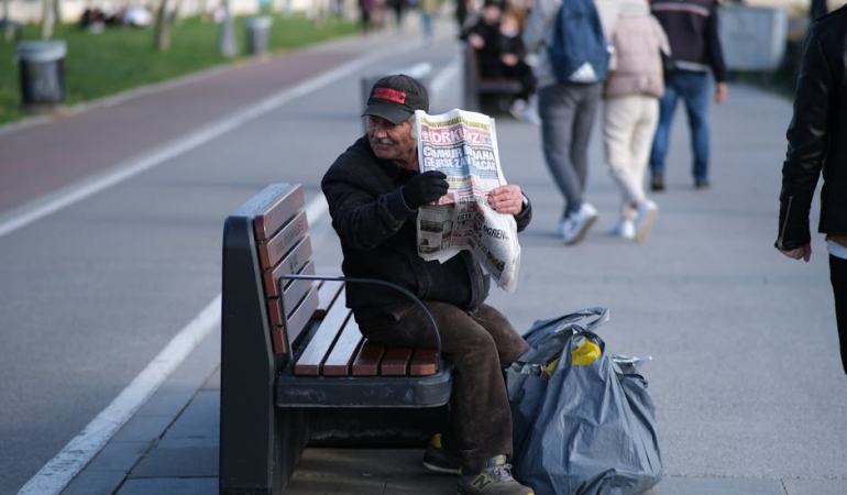 Gundemi-Sallayan-Viral-Tweetler-Yalnizlik-ve-Gundelik-Mizahin-Yankilari-featured