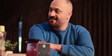 Kadir-Dogulu8217dan-44.-Yas-Gununde-Sasirtan-8220Savasmayin-Sevisin8221-Konusmasi-featured