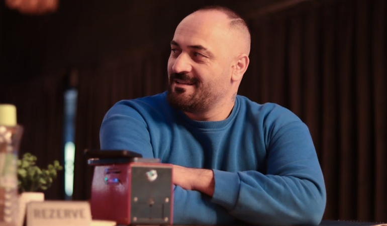 Kadir-Dogulu8217dan-44.-Yas-Gununde-Sasirtan-8220Savasmayin-Sevisin8221-Konusmasi-featured